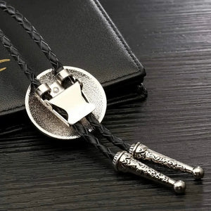 Bolo tie med runt metallhänge och lädersnöre