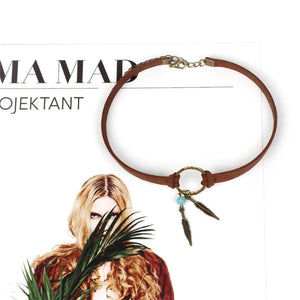 Halsband med ring och fjädrar