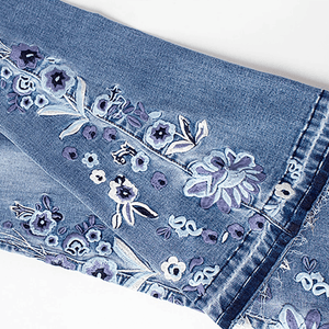 Ljusblå utsvängda jeans dam med blombroderi