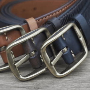 Westernbälte i äkta läder med präglat mönster och metallspänne