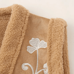 Beige Teddyväst med Vita Broderier