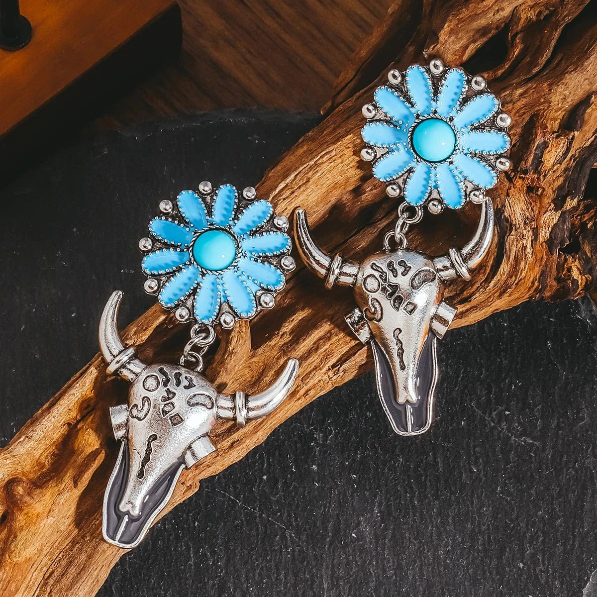 Bohemiska statement-örhängen med tjurhuvud och turkos blomma Silver och blå