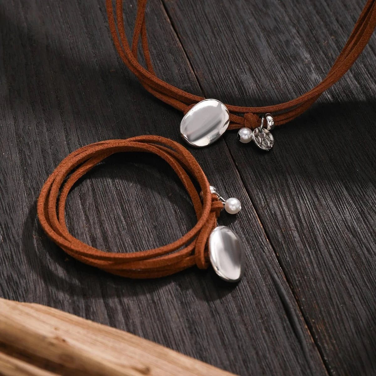 Bohemiskt choker-set i läder med silverhänge Brun och silver