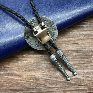 Bolo tie i aztekisk design med genuint läder