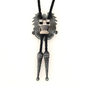 Bolo tie i läder med örnmotiv och metallkrona