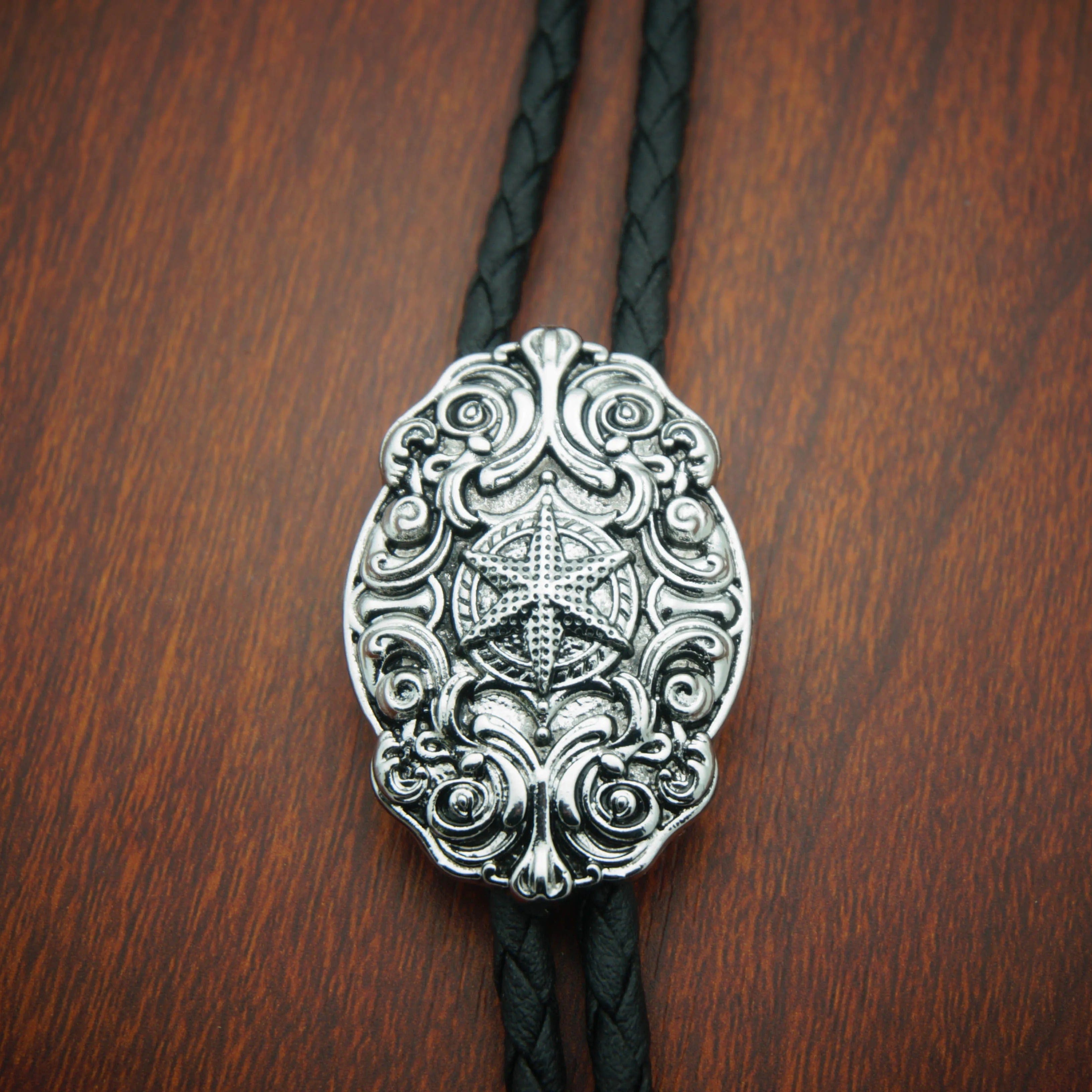 Bolo tie i läder med ovalt graverat hänge i antiksilver Silver