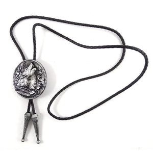 Bolo tie i läder med vargmotiv i antik stil