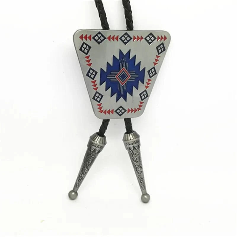 Bolo tie i triangelform med geometriskt mönster Vit