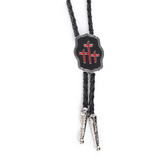 Bolo tie med korsmotiv i svart emalj Röd