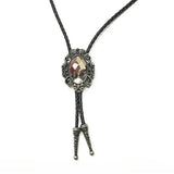 Bolo tie med oval glassten och vintagekrona Vit