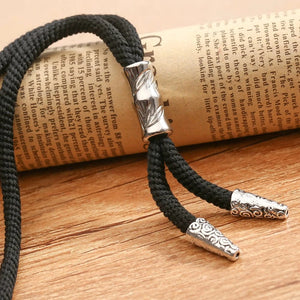 Bolo tie med silverfäste och svart nylonrep