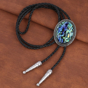 Bolo tie med snäckstenshänge i blågrönt skimrande