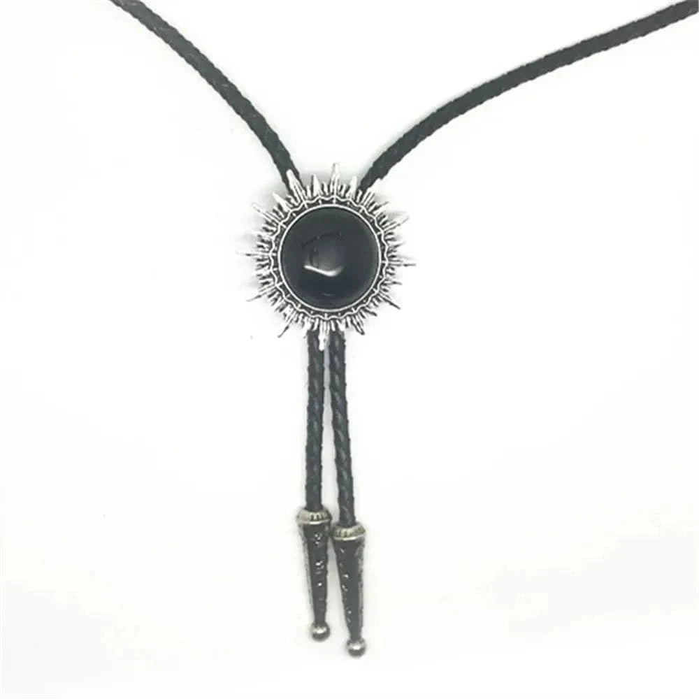 Bolo tie med solinspirerad medaljong i naturglas