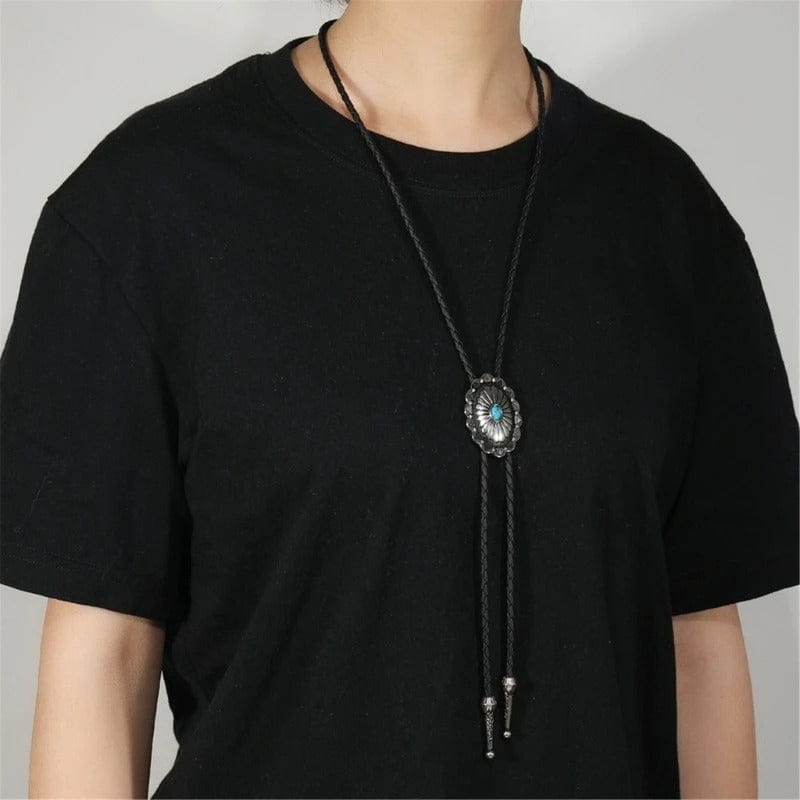 Bolo tie med turkos sten och solinspirerat silverhänge Silver och turkosblå