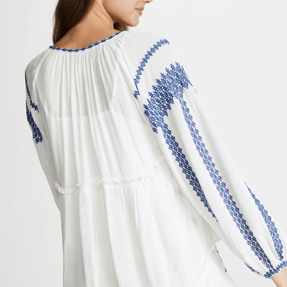 Broderad miniklänning i boho-stil med ballongärm och fransar