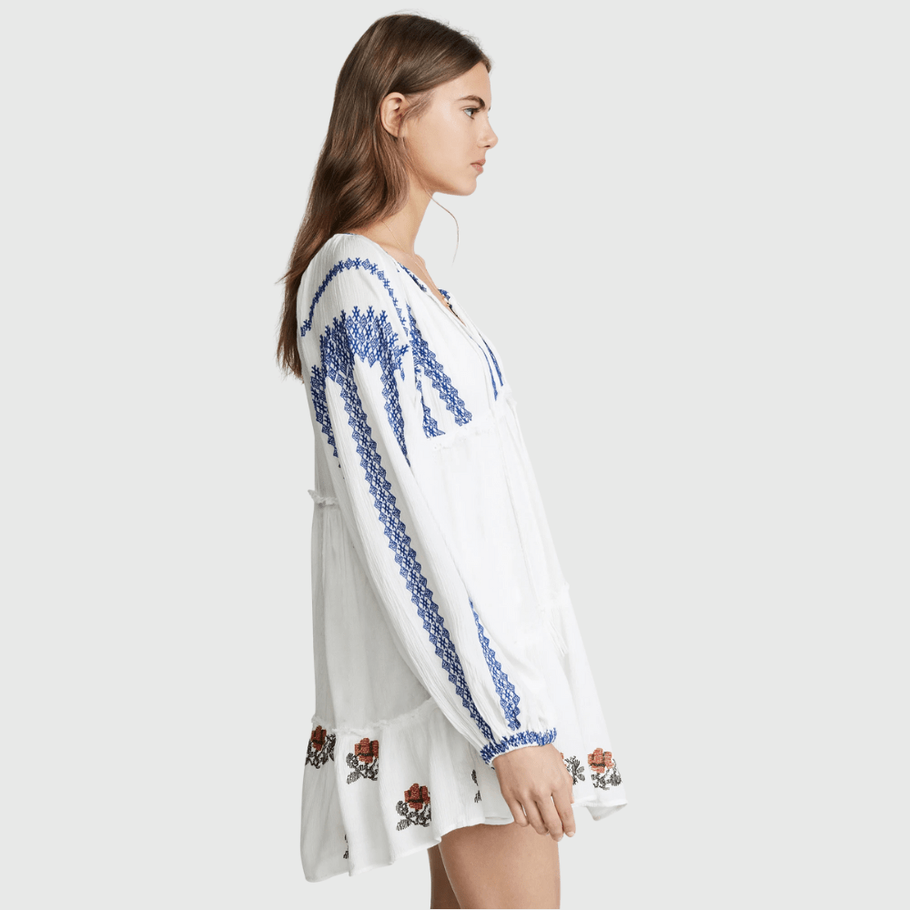 Broderad miniklänning i boho-stil med ballongärm och fransar