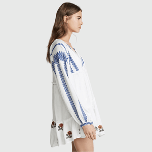 Broderad miniklänning i boho-stil med ballongärm och fransar