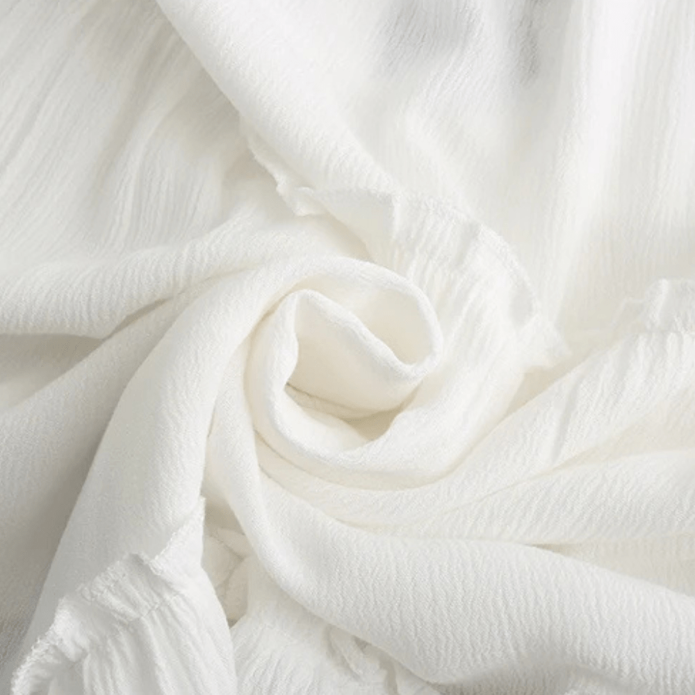 Broderad miniklänning i boho-stil med ballongärm och fransar