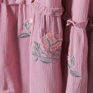 Broderad miniklänning i boho-stil med ballongärm och fransar