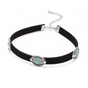 Choker i läder med turkos conchos