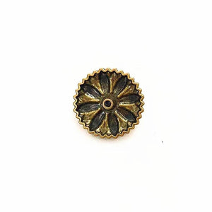 Concho i Mässing med Tribal Solblomma och Färgsten