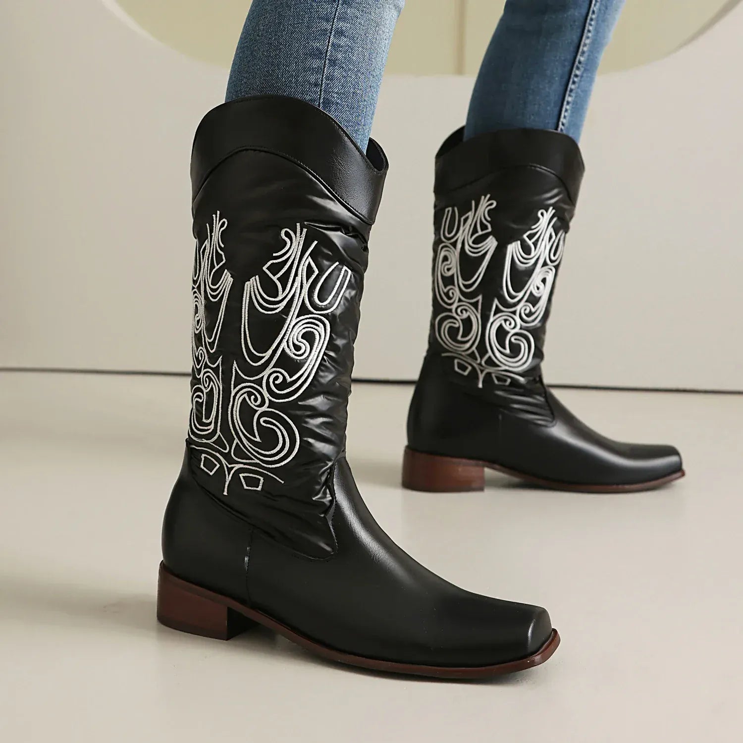 Cowboyboots med elegant broderi och glansig yta