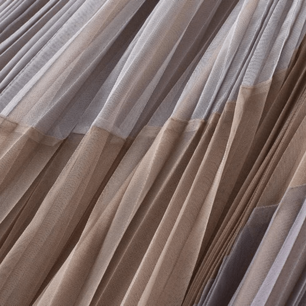 Lång plisserad tyllkjol med asymmetriskt färgblock