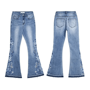 Ljusblå utsvängda jeans dam med blombroderi