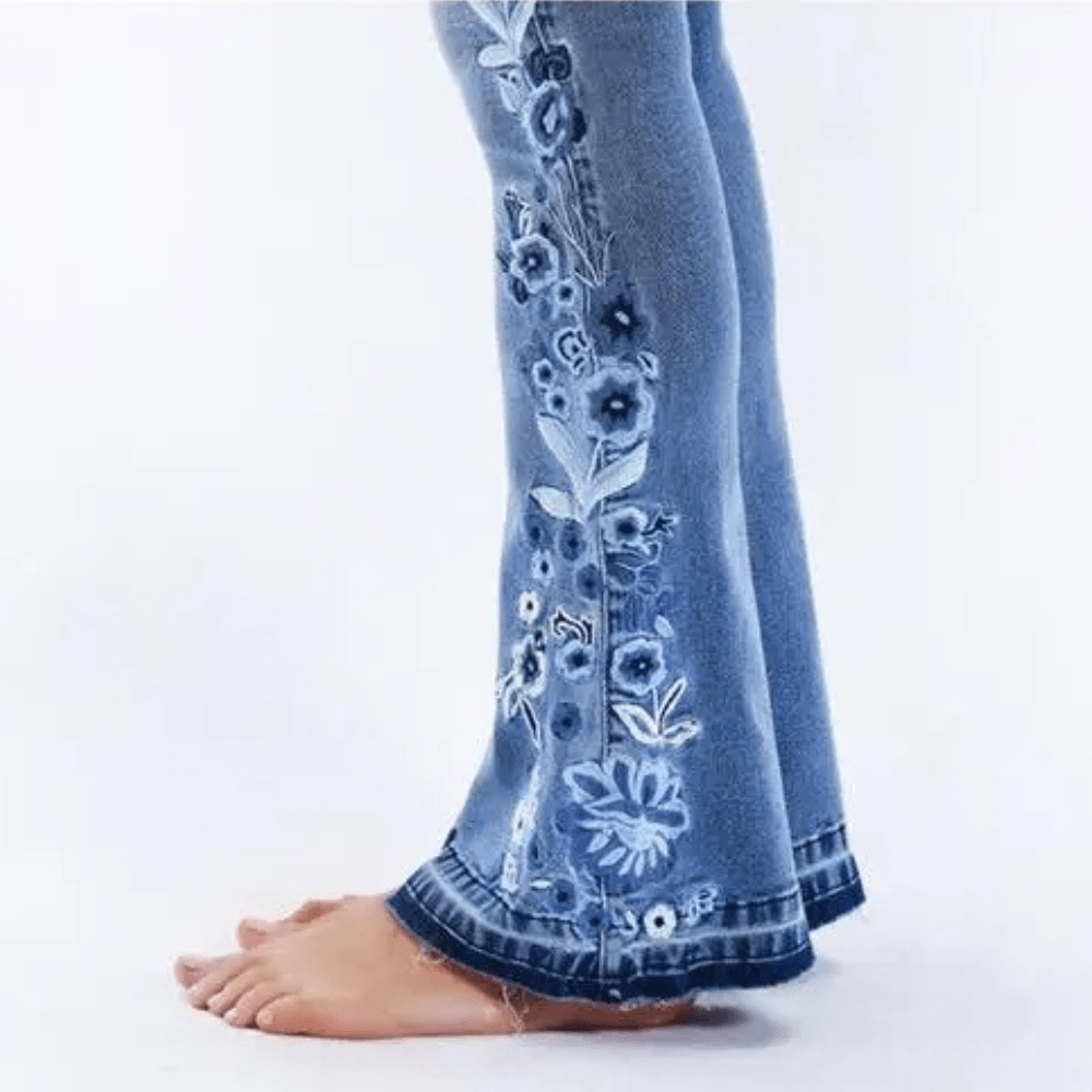Ljusblå utsvängda jeans dam med blombroderi