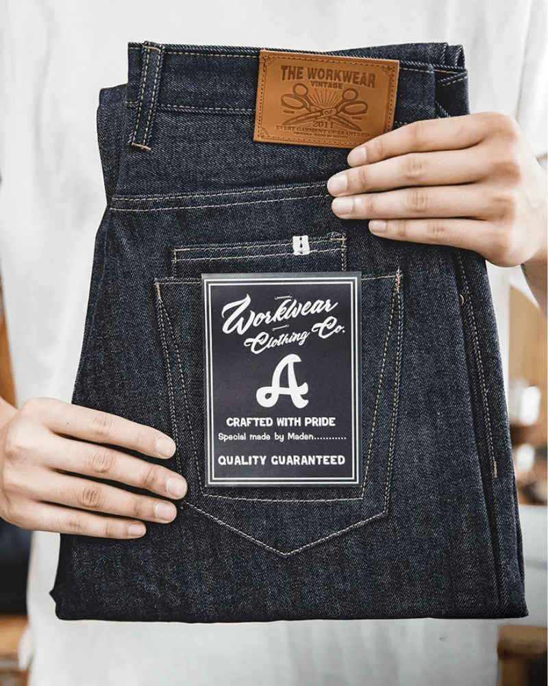 Mörkblå raka selvedge jeans i raw denim