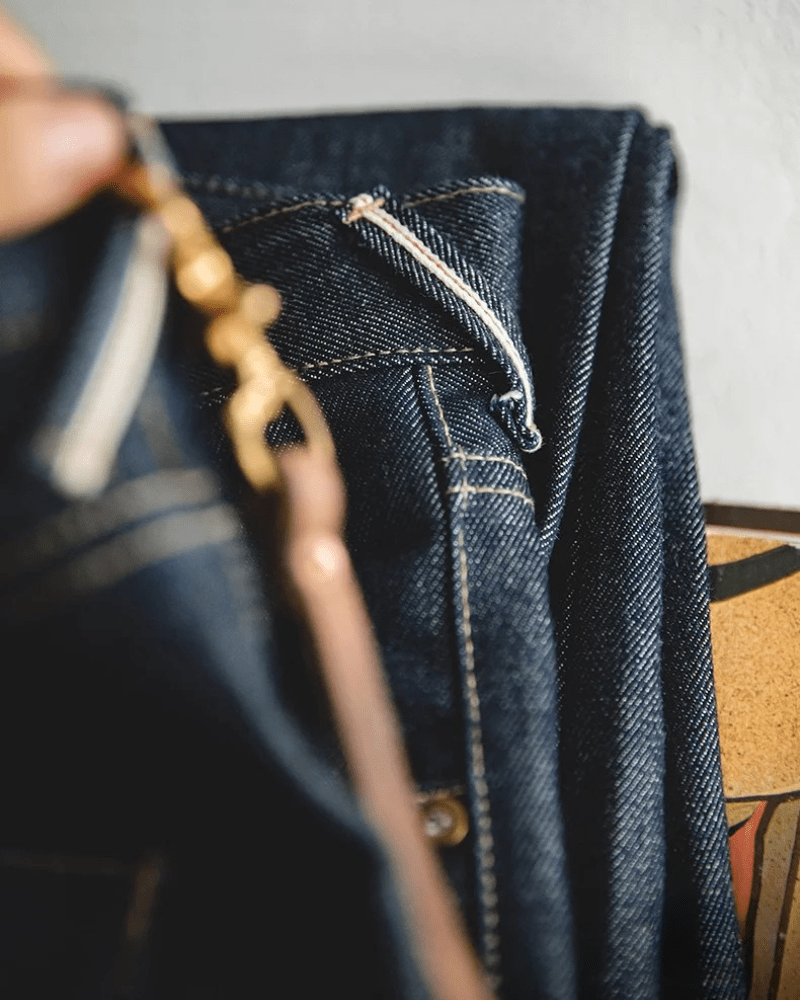 Mörkblå raka selvedge jeans i raw denim