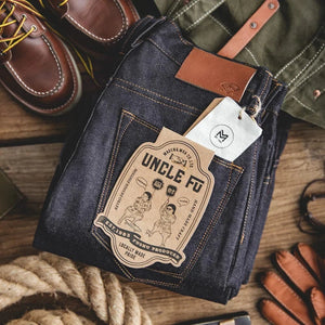 Mörkblå tapered selvedge jeans i raw denim