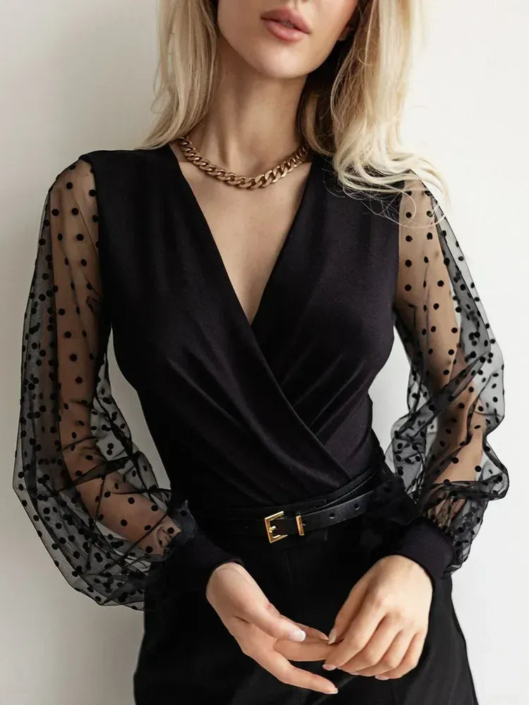 Svart bodyblus med transparenta prickärmar