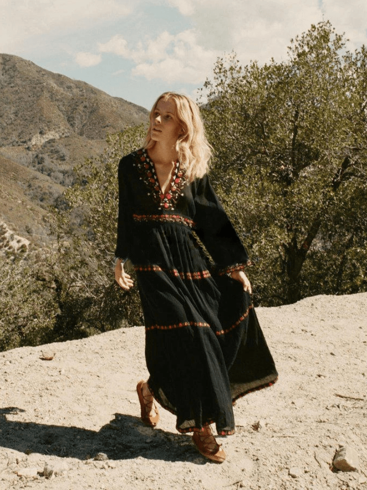 Svart bohemisk klänning med broderi