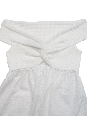 Vit off shoulder-blus i broderie anglaise med knutdetalj