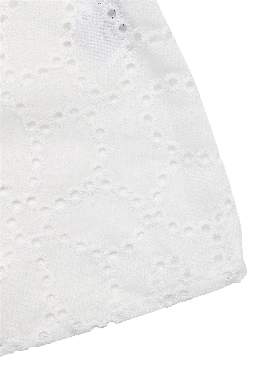Vit off shoulder-blus i broderie anglaise med knutdetalj
