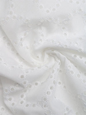 Vit off shoulder-blus i broderie anglaise med knutdetalj