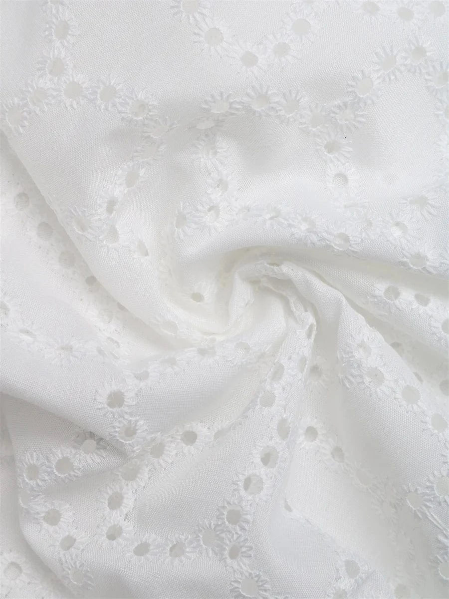Vit off shoulder-blus i broderie anglaise med knutdetalj